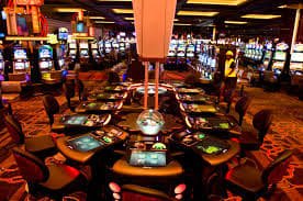 Pengguna membaca syarat bonus dengan teliti